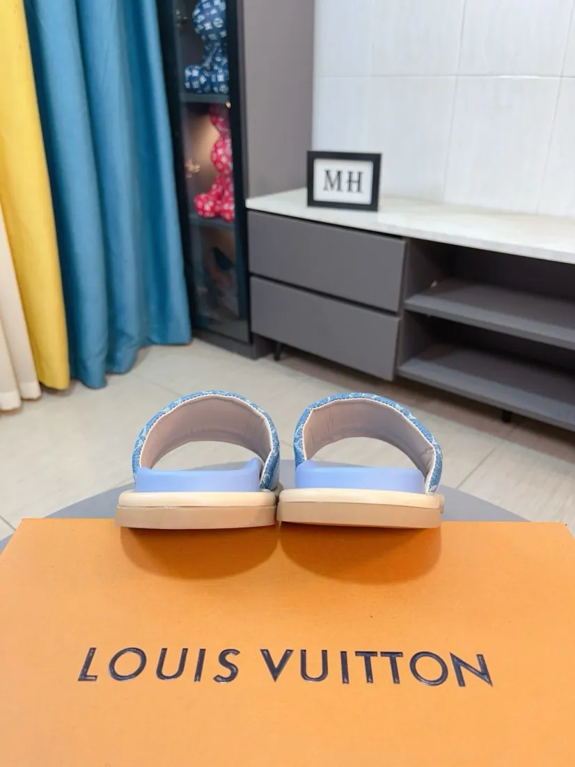 Ex-factory price 360🌹🌹 (lv-Louis Vuitton) New men's slippers, high-end boutique, exquisite embossed logo decoration on the upper, fine workmanship, super soft soles, casual, loose and comfortable, a must-have in summer! \nsize：38-44